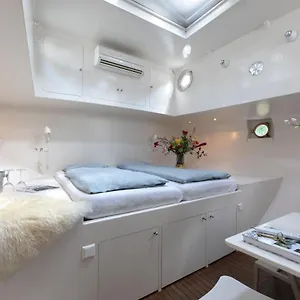 Alojamento de Acomodação e Pequeno-almoço Houseboat Volle Maan, Amesterdão